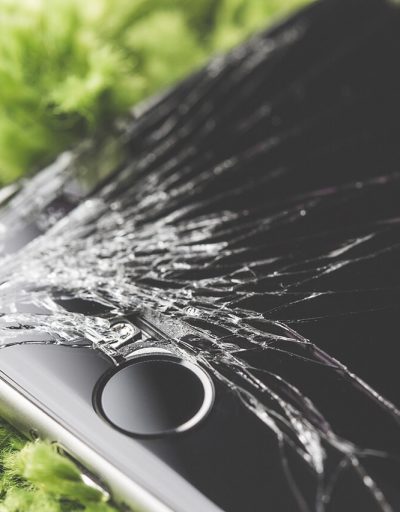 dropped-iphone-6-with-cracked-screen-close-up-picjumbo-com(1)